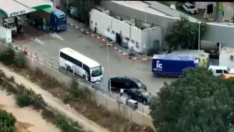 מעצר אוטובוס ומיניבוס בכביש 6 במבצע מג"ב עוטף ירושלים לחשיפת הברחת שוהים בלתי חוקיים