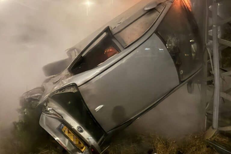 Kejar-kejaran polisi dekat Baitulmaqdis berakhir dengan mobil terbakar dan penyelamatan dramatis