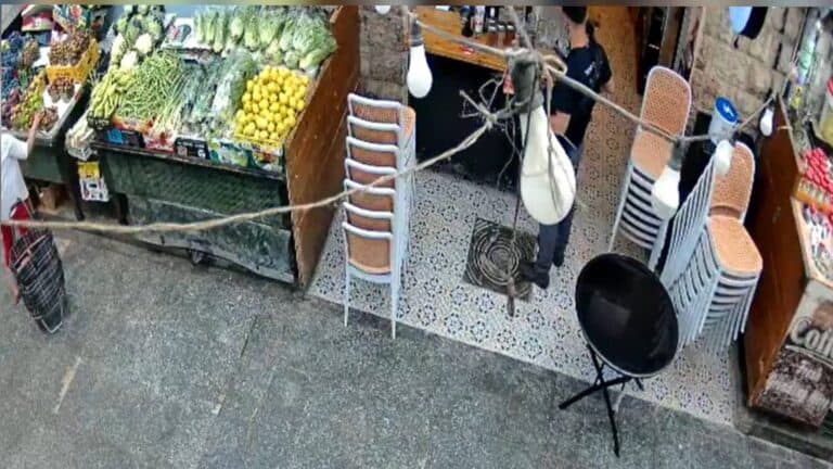 Afisa wa jiji akitoa faini kwa meza sokoni Baitulmaqdis