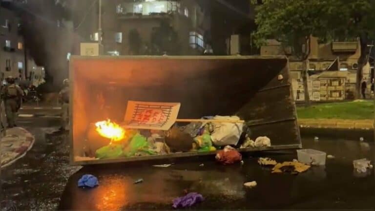 حاوية قمامة مشتعلة وإغلاق طريق خلال احتجاج حريدي ضد قانون التجنيد في بيت المقدس