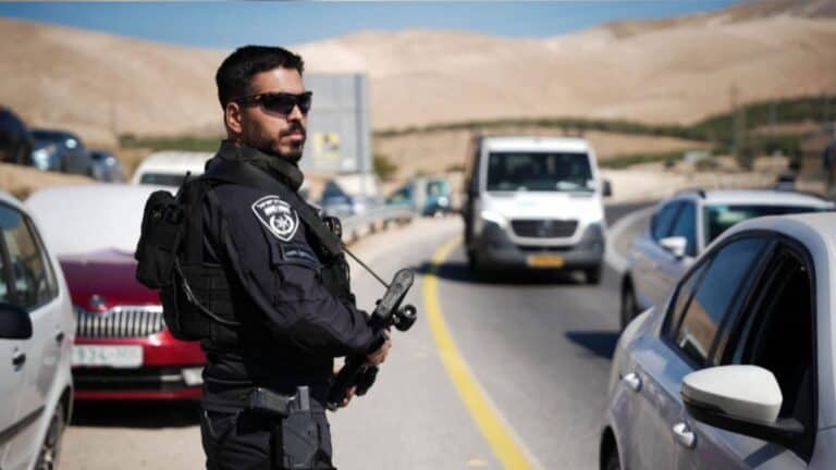 شرطي يؤمّن طريقًا رئيسيًا قرب القدس ضمن استعدادات لواء شاي في يهودا والسامرة لفترة الأعياد