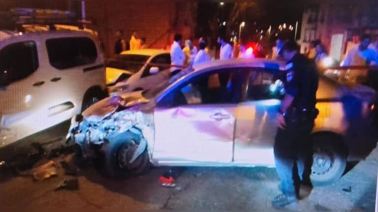 Nasirang sasakyan sa gitna ng Jerusalem matapos ang delikadong biyahe sa riles ng light rail