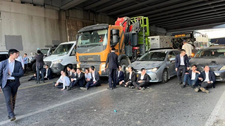 Ultra-Orthodox protest in Jerusalem, blocking the road near the Chords Bridge