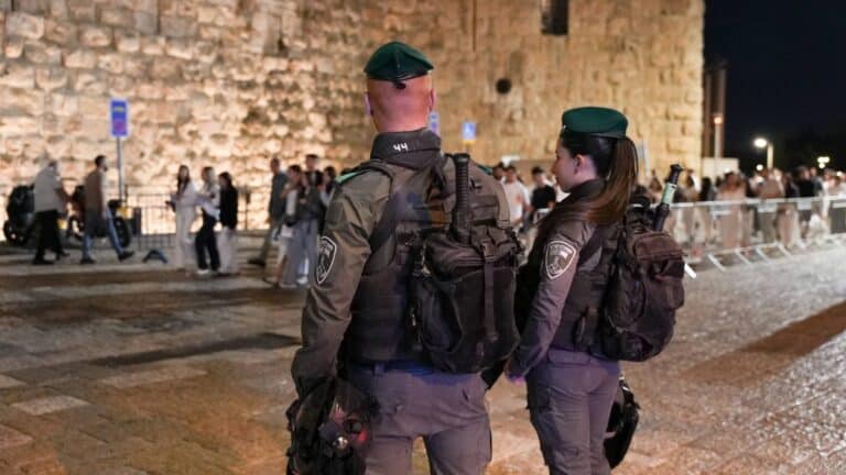 Mga pulis na nagbabantay sa mga tao malapit sa pader ng Lumang Lungsod ng Jerusalem sa panahon ng mga pista ng Hudyo 2025