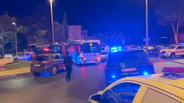 موقع إطلاق النار في حي جيلو ببيت المقدس، وجود سيارات شرطة وإسعاف