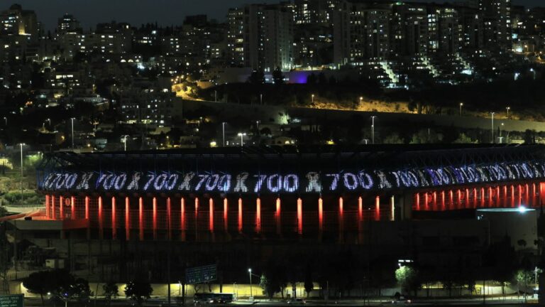 אצטדיון טדי בירושלים מואר עם המספר 700 לציון הימים של החטופים בעזה