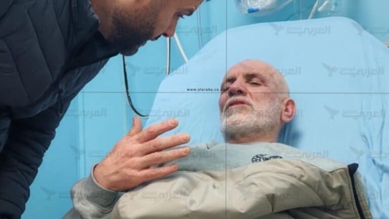 Jamal al-Tawil, tokoh senior Hamas, saat dirawat di rumah sakit setelah pembebasannya dalam kesepakatan sandera pada Februari 2025.