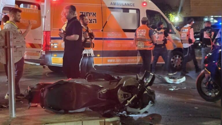 Lokasi kemalangan motosikal pada waktu malam di Baitulmaqdis, pasukan perubatan merawat dua penunggang di Jalan Zalman Shneor.