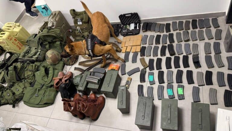 Peralatan tentera dan peluru yang dirampas oleh polis Daerah Baitulmaqdis di Abu Ghosh