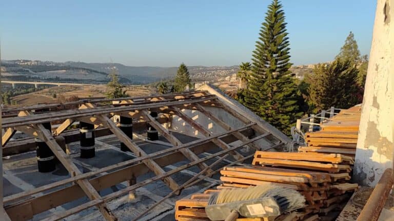 عمّال يعزلون أسطح القدس استعدادًا للأمطار الشتوية