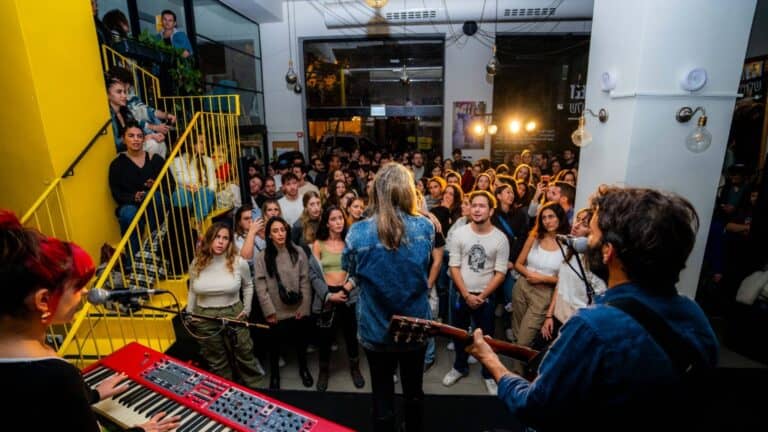 طلاب في القدس يحتفلون ببداية السنة الأكاديمية في فعالية بلدية بمركز المدينة