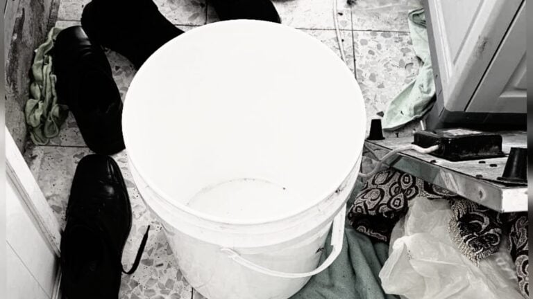 Sebuah baldi air dari lokasi kejadian di rumah Mea Shearim, Baitulmaqdis tempat seorang bayi lemas