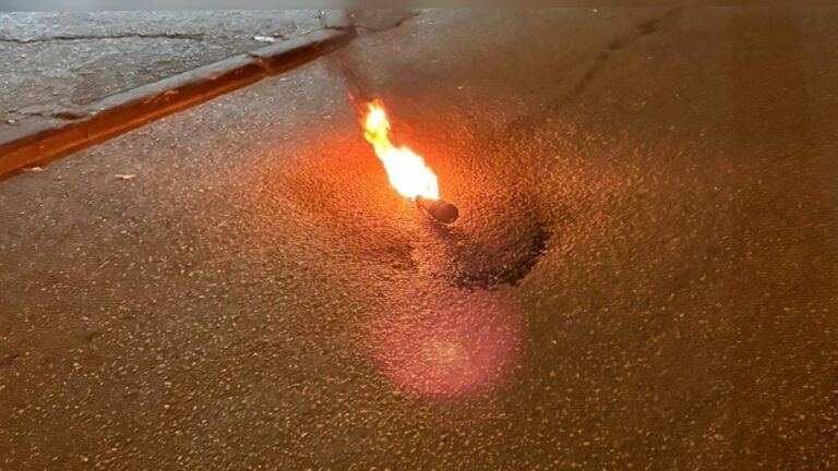 زجاجة مولوتوف مشتعلة على طريق خلال مواجهات في العيساوية، القدس الشرقية 2025