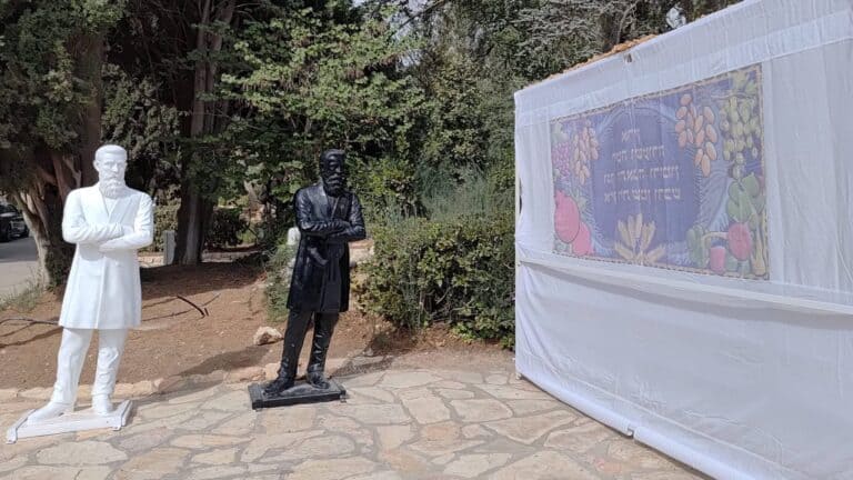 פסלי הרצל לצד סוכה בהר הרצל בירושלים בחג הסוכות 2025