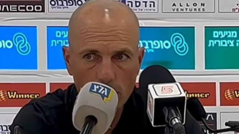 מאמן הפועל ירושלים בכדורגל זיו אריה במסיבת עיתונאים