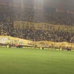 אוהדי בית"ר ירושלים ביציע לבושים בצבעי צהוב-שחור