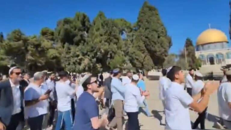 המונים בהר הבית בירושלים בחג הסוכות 2025, חוגגים בשירה ובריקודים לצד ביקורת וזעם גוברים