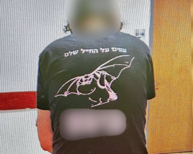 הפורץ מירושלים לובש את החולצה שלקח מתוך הדירה