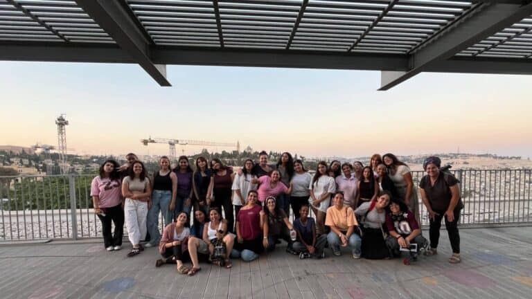 חניכות מכינה ישראלית הקדם צבאית בקרית ענבים, סמוך לירושלים