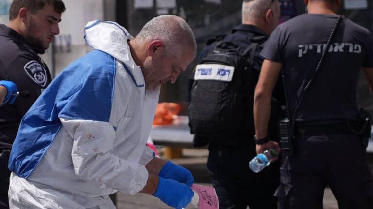 شرطة وخبراء متفجرات في موقع هجوم بالقدس