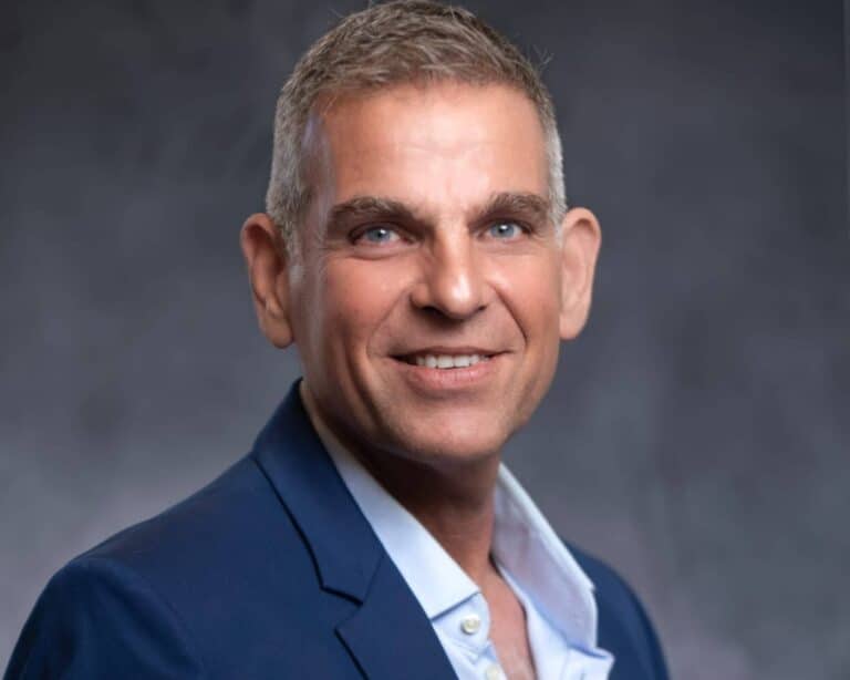 דיוקן של ד"ר ישראל טל סרנגה, ראש מערך הדוברות של עיריית ירושלים, המצולם בסטודיו