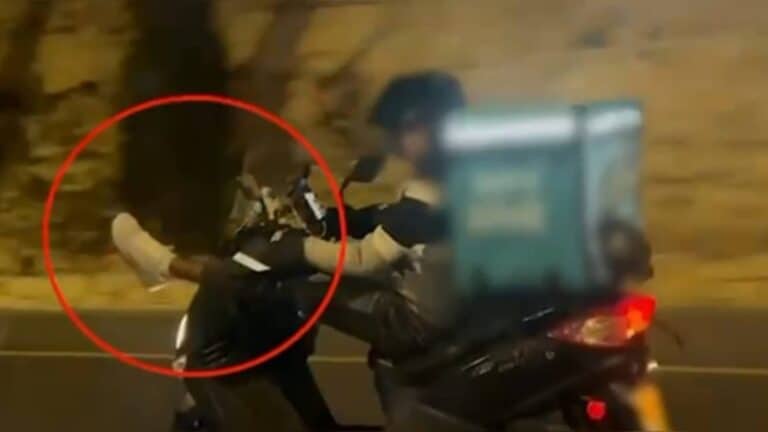 רוכב אופנוע בירושלים מבצע פעלול מסוכן תוך הנחת רגליים על הכידון במהלך נסיעה