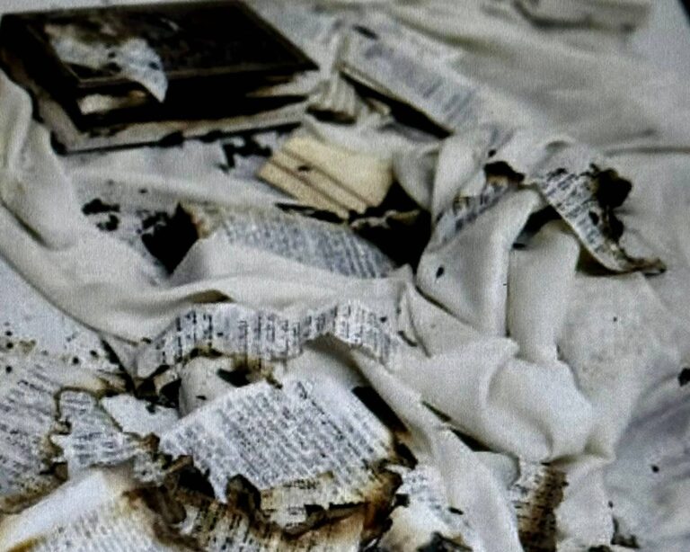 صفحات كتب مقدسة محترقة ومتفحمة بعد إحراق كنيس في وسط القدس