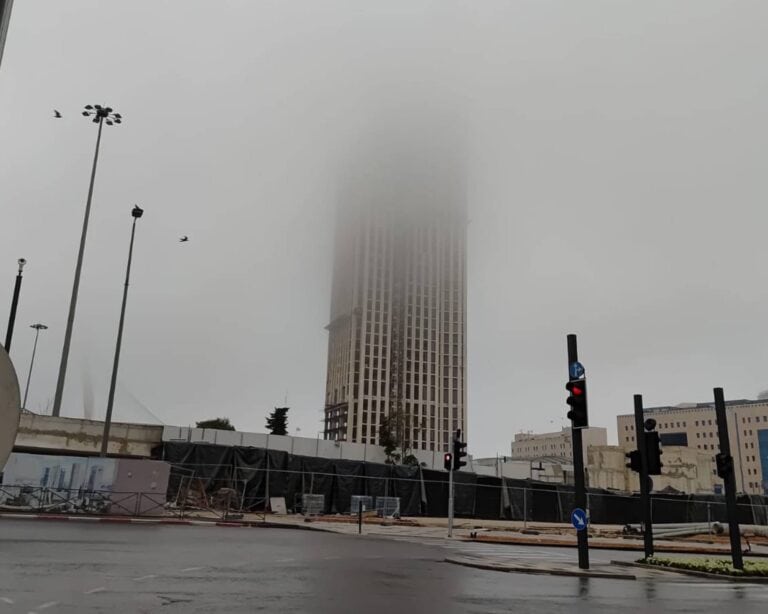 Torre na entrada de Jerusalém coberta por névoa após a chuva, em uma manhã silenciosa