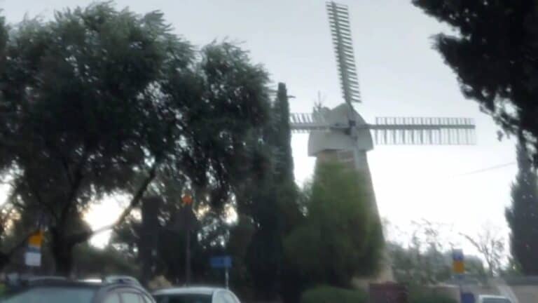 طاحونة مشكانيست شعننم في القدس خلال المطر الأول للموسم