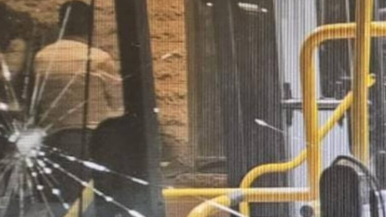 שמשת אוטובוס שנשברה בעקבות יידוי אבנים בצומת נווה יעקב בירושלים