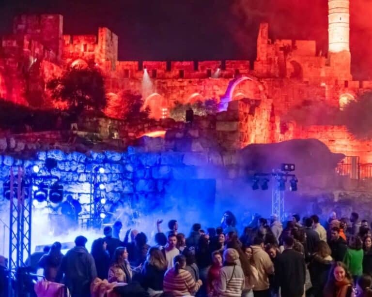 طلاب يحتفلون بحدث افتتاح العام الأكاديمي في برج داود في القدس