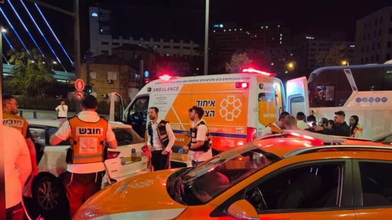 জেরুজালেমে কর্ডস সেতুর কাছে দুর্ঘটনাস্থলে অ্যাম্বুল্যান্স ও উদ্ধারকর্মীরা