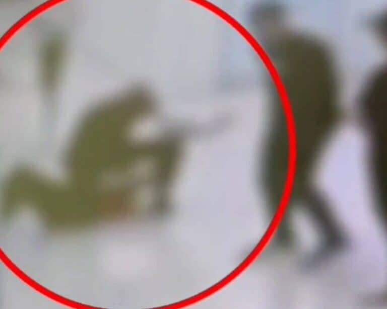 מורה בבית ספר במזרח ירושלים נראה חונק תלמיד בכיתה