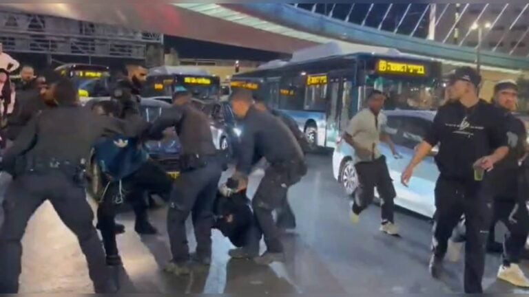 שוטרים עוצרים מפגין במהלך מחאה וחסימת תנועה סמוך לגשר המיתרים בירושלים