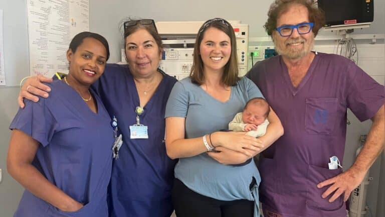 פנינה עם בנה דניאל וצוות הדסה הר הצופים בירושלים לאחר הלידה