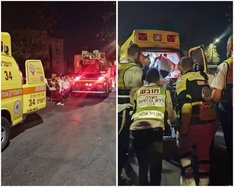 צוותי איחוד הצלה מפנים נפגעי שאיפת עשן מהשריפה ברחוב צבי גרץ במושבה הגרמנית בירושלים