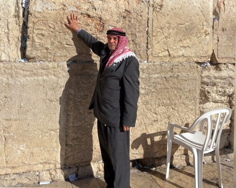 Şeyh Abdullah Mulla, İsrail ziyareti sırasında Kudüs’teki Batı Duvarı’nın taşlarına dokunuyor