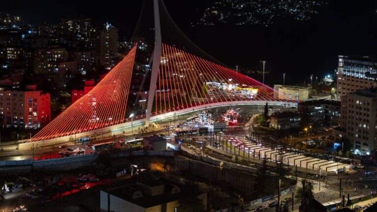גשר המיתרים בירושלים מואר באדום במסגרת יום המאבק באלימות כלפי נשים