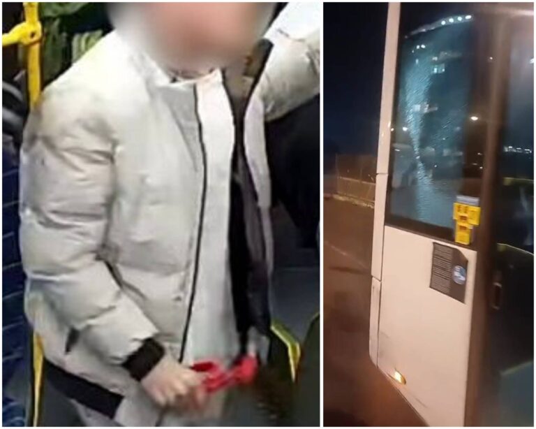 נער עם פנים מטושטשות מחזיק פטיש חירום בתוך אוטובוס בירושלים, לצד שמשה מנופצת של האוטובוס