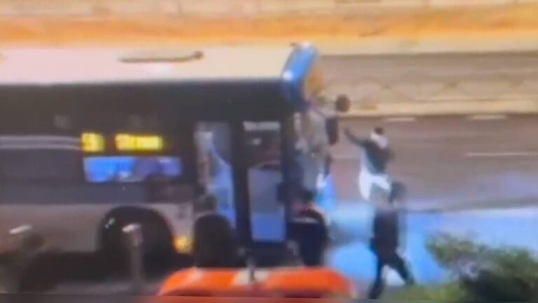 תיעוד תקיפת נהג אוטובוס בירושלים: צעירים מיידים חפצים וגורמים נזק לרכב במהלך אירוע אלימות בתחבורה הציבורית בעיר