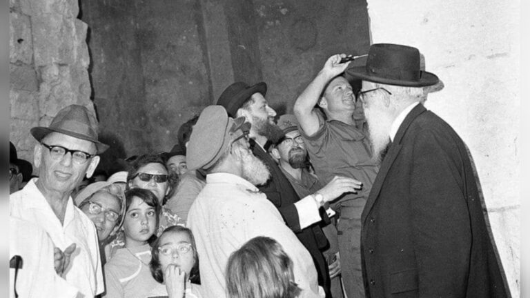 Cảnh năm 1967 tại Cổng Zion ở Jerusalem với các giáo sĩ, binh sĩ và cư dân chứng kiến việc gắn mezuzah (Photo: National Library of Israel)