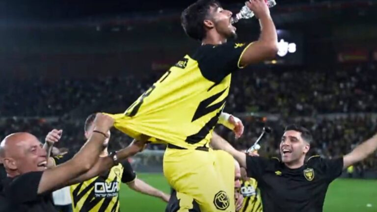 Nagdiwang ang mga manlalaro ng Beitar Jerusalem sa Teddy Stadium habang si Yarin Levy ay nasa gitna, sa gitna ng mga usap-usapan tungkol sa posibleng paglipat sa MLS