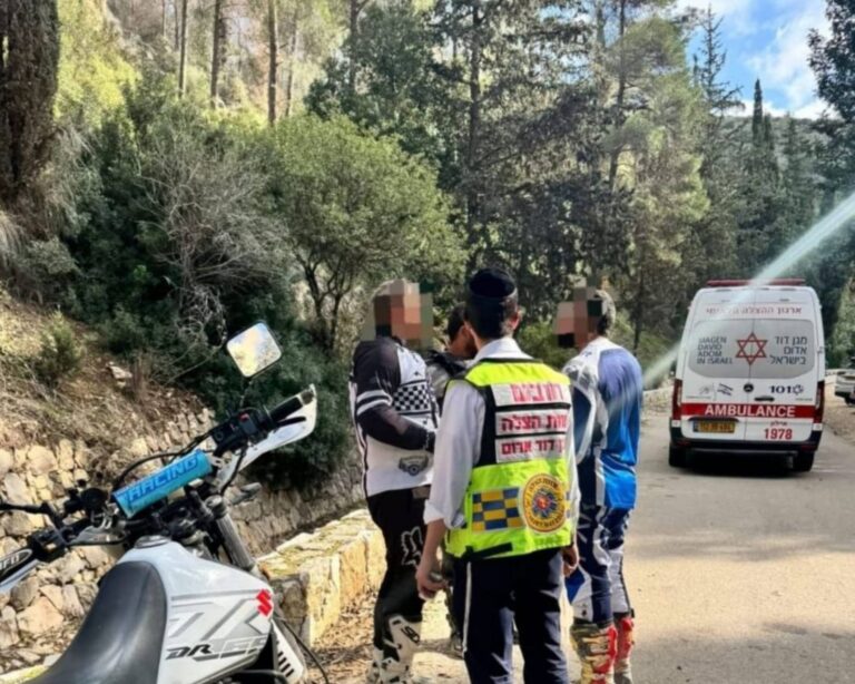 Le squadre di soccorso prestano i primi soccorsi a un motociclista ferito in un incidente vicino alla grotta di Bnei Berit, sulle colline di Gerusalemme