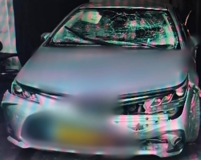 Pojazd uszkodzony w wyniku eksplozji ładunku wybuchowego podczas jazdy we wschodniej Jerozolimie w miniony weekend