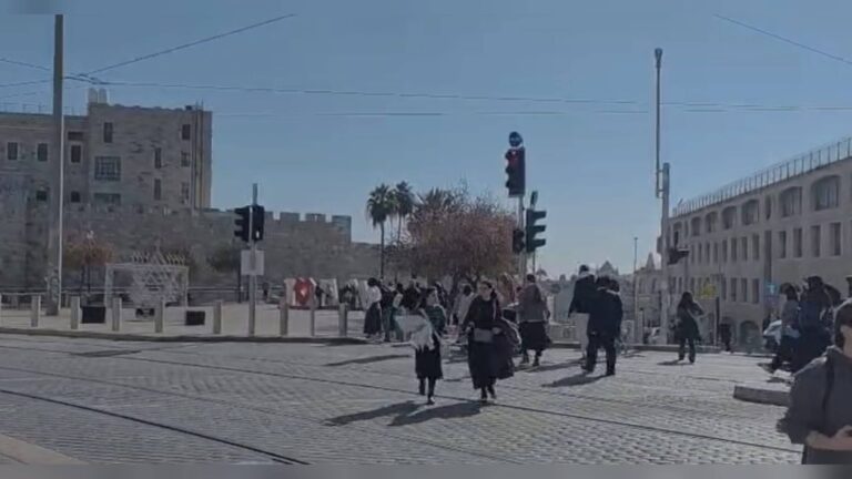 תושבים חוצים צומת במרכז ירושלים על רקע עבודות תשתית ופיתוח עירוני (Photo: Jerusalem Online News - Bari Shahar)