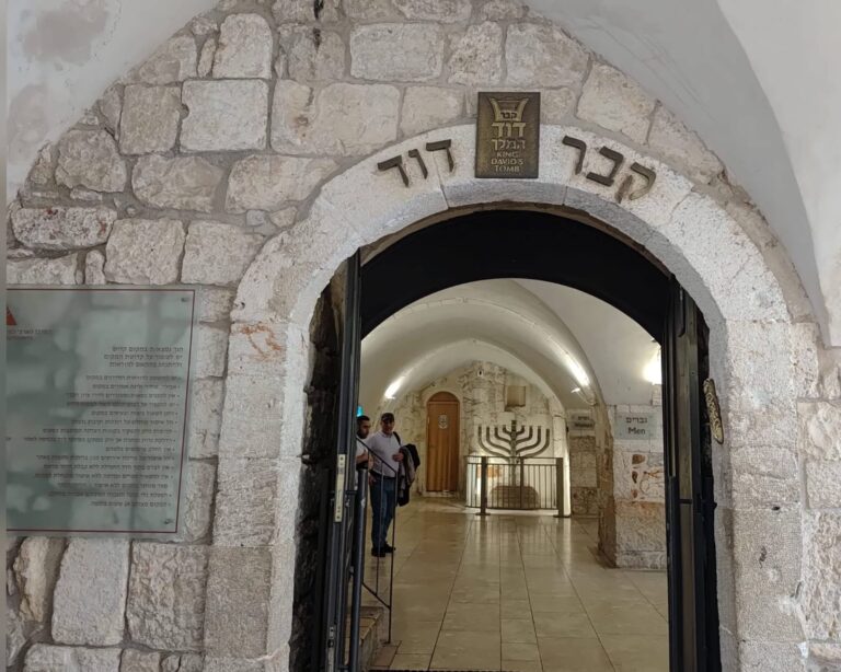 הכניסה לקבר דוד בירושלים, אחד האתרים הרגישים והמתוירים בעיר העתיקה (Photo: Jerusalem Online News - Bari Shahar)