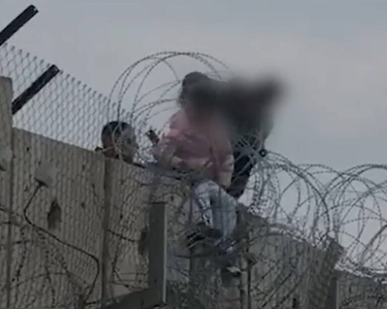 Video ghi lại việc đưa trẻ em qua hàng rào phân cách tại Giê-ru-sa-lem