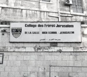 Bango la shule ya Kikristo katika Baitulmaqdis Mashariki wakati wa kufungwa kwa shule