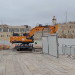 Kudüs’te Batı Duvarı Meydanı’nda derin kazı çalışmaları, yanında bir buldozer ve ibadet edenler (Photo: Jerusalem Online News - Bari Shahar)
