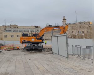 জেরুজালেমে পশ্চিম প্রাচীরের প্রাঙ্গণে গভীর খননকাজ, পাশে একটি বুলডোজার ও প্রার্থনাকারীরা (Photo: Jerusalem Online News - Bari Shahar)